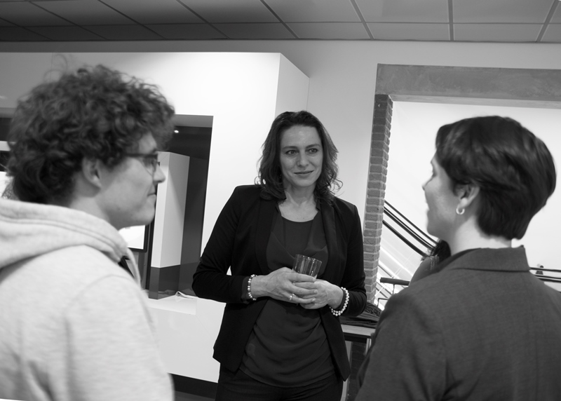 Nermina Kundić - wethouder Jeugdzorg in Veenendaal in gesprek met acteurs uit Theaterstuk JIM kl