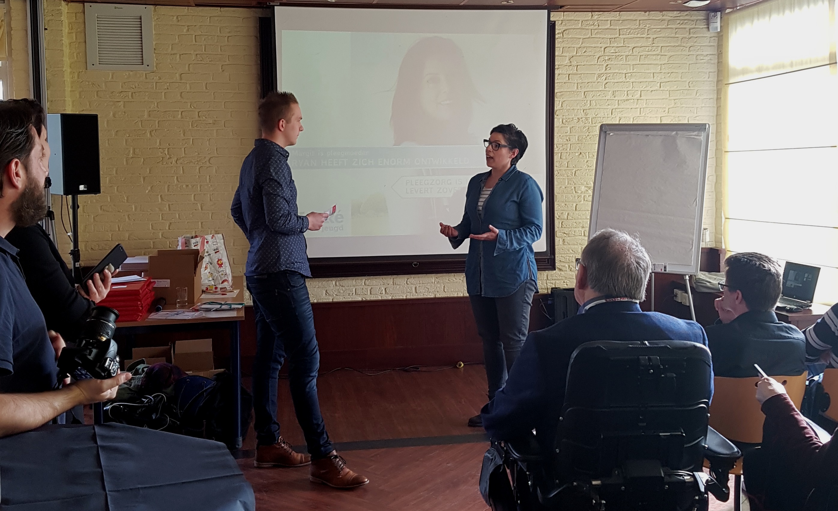 Overhandiging Krachtenbundel aan pleegzorgbegeleider Ilona van Klink Overhandiging Krachtenbundel aan pleegzorgbegeleider Ilona van Klink